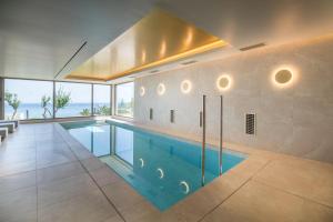 basen w środku domu w obiekcie KING MINOS RETREAT Resort & Spa w mieście Hersonissos +37 zdjęć