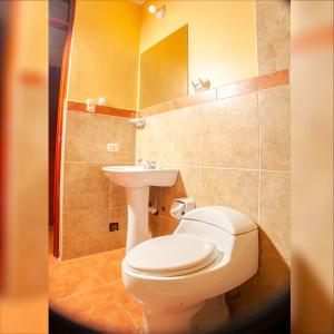 uma casa de banho com um WC e um lavatório em Inka's Haven Hotel em Ollantaytambo