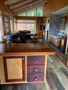 una sala de estar con una mesa de madera en una casa en Cabaña puerto varas, a orillas del Lago LLanquihue, en Puerto Varas