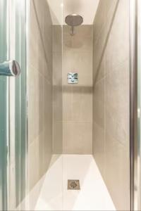 eine Dusche mit Glastür im Bad in der Unterkunft Two Bedrooms Exquisite En-Suite Apartment Deansgate in Manchester
