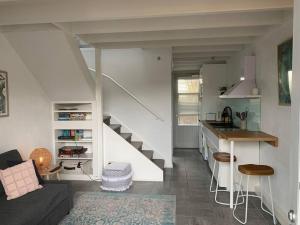 uma cozinha e uma sala de estar com uma escada em Oceanic Apartment Sorrento em Sorrento