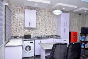 Kjøkken eller kjøkkenkrok på 3JD Lavishly Furnished 1-Bed Apt