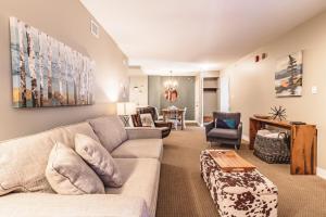 Posezení v ubytování Cascade Lodge by Elevate Vacations