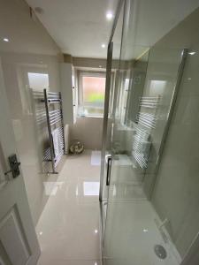 Phòng tắm tại 1 Bedroom property in East London