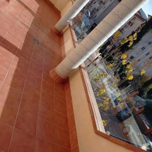 uma vista aérea de um edifício com uma janela em Apartamento cerca de Granada em Cenes de la Vega