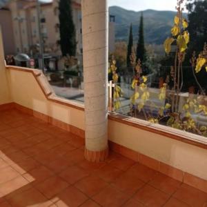 uma varanda com uma coluna e vista para uma cidade em Apartamento cerca de Granada em Cenes de la Vega