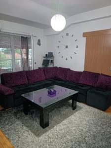 庫馬諾沃的住宿－SKY APARTMENTS，客厅配有紫色沙发和茶几