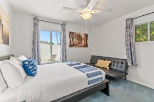 een slaapkamer met een bed en een plafondventilator bij Santee Home Away From Home-Next to parks & trails in Santee