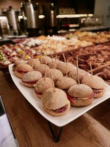 - un plateau blanc rempli de sandwichs sur une table dans l'établissement All Seasons Residence, à Zlatibor