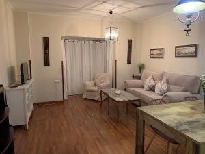 - un salon avec un canapé et une table dans l'établissement Ría de Huelva, à Huelva