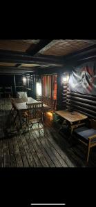 Mayaki的住宿－Рыбацкий домик，配有桌子和桌椅的房间