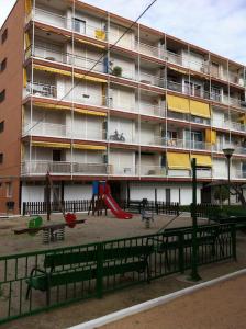 Herní místnost nebo prostor pro děti v ubytování Oasis Near Barcelona Pool Tennis Beach