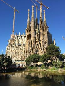 Una gran catedral con grúas encima. en Oasis Near Barcelona Pool Tennis Beach, en Sant Andreu de Llavaneres