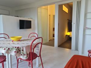 Kép Burdi House, apartment surrounded by greenery and tranquility near the sea szállásáról Mandra Capreriában a galériában