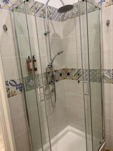 um chuveiro com uma porta de vidro na casa de banho em La Bussola Airport Affitta Camere em San Giovanni Teatino