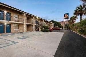 un parking en face d'un hôtel dans l'établissement Motel 6-San Antonio, TX - Northwest Medical Center, à San Antonio