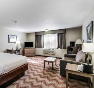 een hotelkamer met een bed en een bank bij Best Western Plus Sonora Oaks Hotel and Conference Center in Sonora