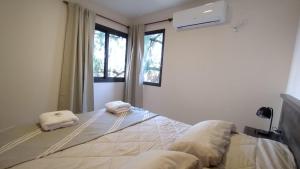 1 dormitorio con 1 cama grande y 2 toallas. en Vid_y_Olivo. Cómodo departamento en el centro de Maipú en Maipú