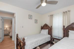a bedroom with two beds and a ceiling fan at Gulf Breeze Home/Remodeled 2Bdr in Gulf Breeze