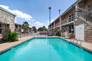 a swimming pool in front of a building at Studio 6 San Antonio TX Northwest Medical Center in San Antonio