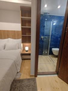 - une chambre avec un lit, une douche et des toilettes dans l'établissement Balkanska Four Seasons Suites, à Belgrade