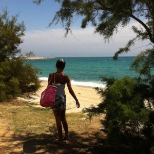 una joven caminando por un camino a la playa en Oasis Near Barcelona Pool Tennis Beach, en Sant Andreu de Llavaneres