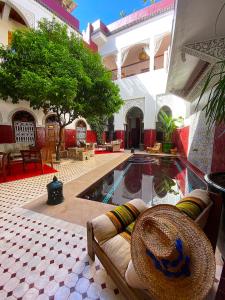 um pátio com uma piscina num edifício em Riad La Perle Rouge em Marrakech