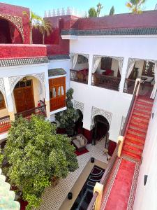 uma vista aérea de uma casa com uma escada em Riad La Perle Rouge em Marrakech