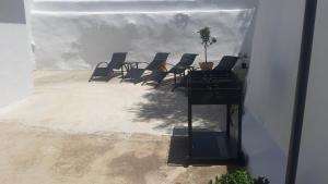 un gruppo di sedie su un patio di Casa Rural El Nini a La Coronada
