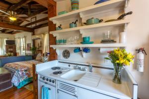 A kitchen or kitchenette at Stella Blue - A