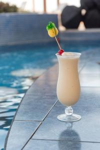 Hotel Cayman Suites内部或周边的泳池