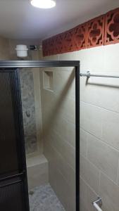eine Dusche mit Glastür im Bad in der Unterkunft Petroglifo Room Támesis in Támesis