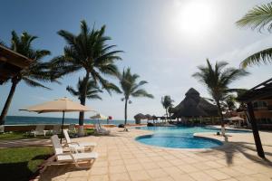 Hotel Cayman Suites内部或周边的泳池