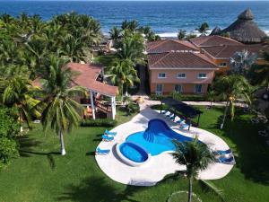 Hotel Cayman Suites内部或周边的泳池