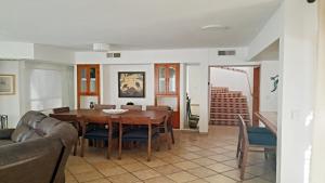 uma sala de estar com uma mesa e um sofá em Villa Relax 3 by Kivoya em Puerto Peñasco