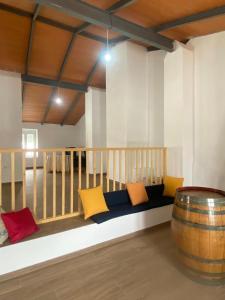 un sofá en una habitación con barril en Casa Rural El Nini, 