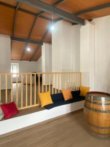 un divano in una stanza con un barile di Casa Rural El Nini a La Coronada