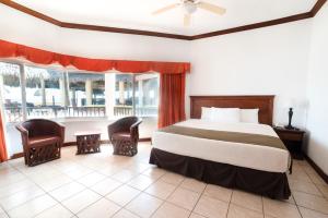 Hotel Cayman Suites客房内的一张或多张床位