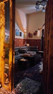 Grandma's house في وادي موسى: غرفة معيشة مع أريكة وطاولة