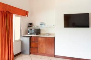 Hotel Cayman Suites的厨房或小厨房