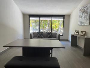 ein Wohnzimmer mit einem Tisch und einem Sofa in der Unterkunft Sina Suites in Cancún