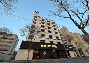 un edificio alto con un cartel para un hotel en Browndot Hotel Jeonju Ajung en Jeonju