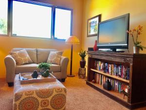 sala de estar con TV y sofá en Celestial Casita, en Colorado Springs