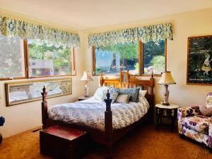1 dormitorio con 1 cama y 2 ventanas en Celestial Casita, en Colorado Springs