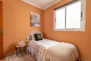 Schlafzimmer mit einem Bett und einem Fenster in der Unterkunft La Garita Vista azul in La Garita