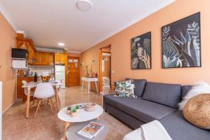 a living room with a couch and a kitchen at La Garita Vista azul in La Garita