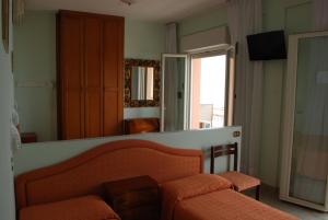TV a/nebo společenská místnost v ubytování Hotel Mayflower