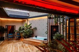une grande chambre avec une piscine et des plantes dans l'établissement Casa completa en Guaduas, à Guaduas