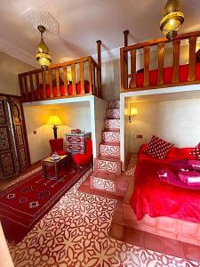 um quarto com um beliche e uma escada em Riad La Perle Rouge em Marrakech
