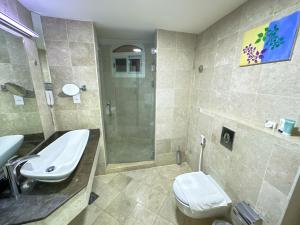 Un baño de The Victory Hotel
